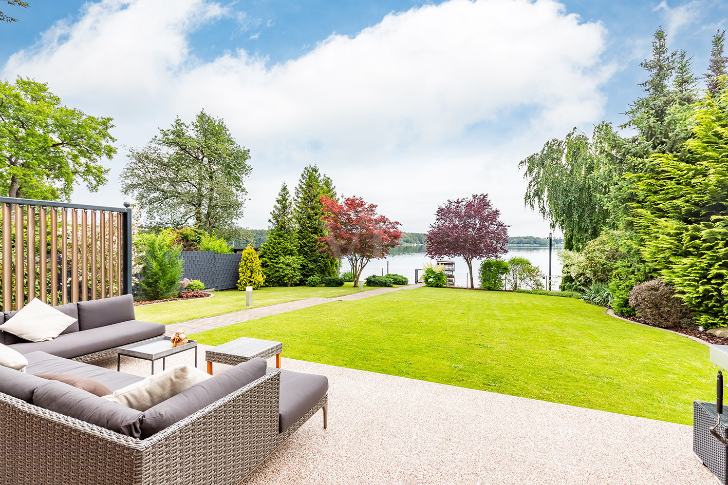 Terrasse mit Blick in den Garten und auf den Schweriner See