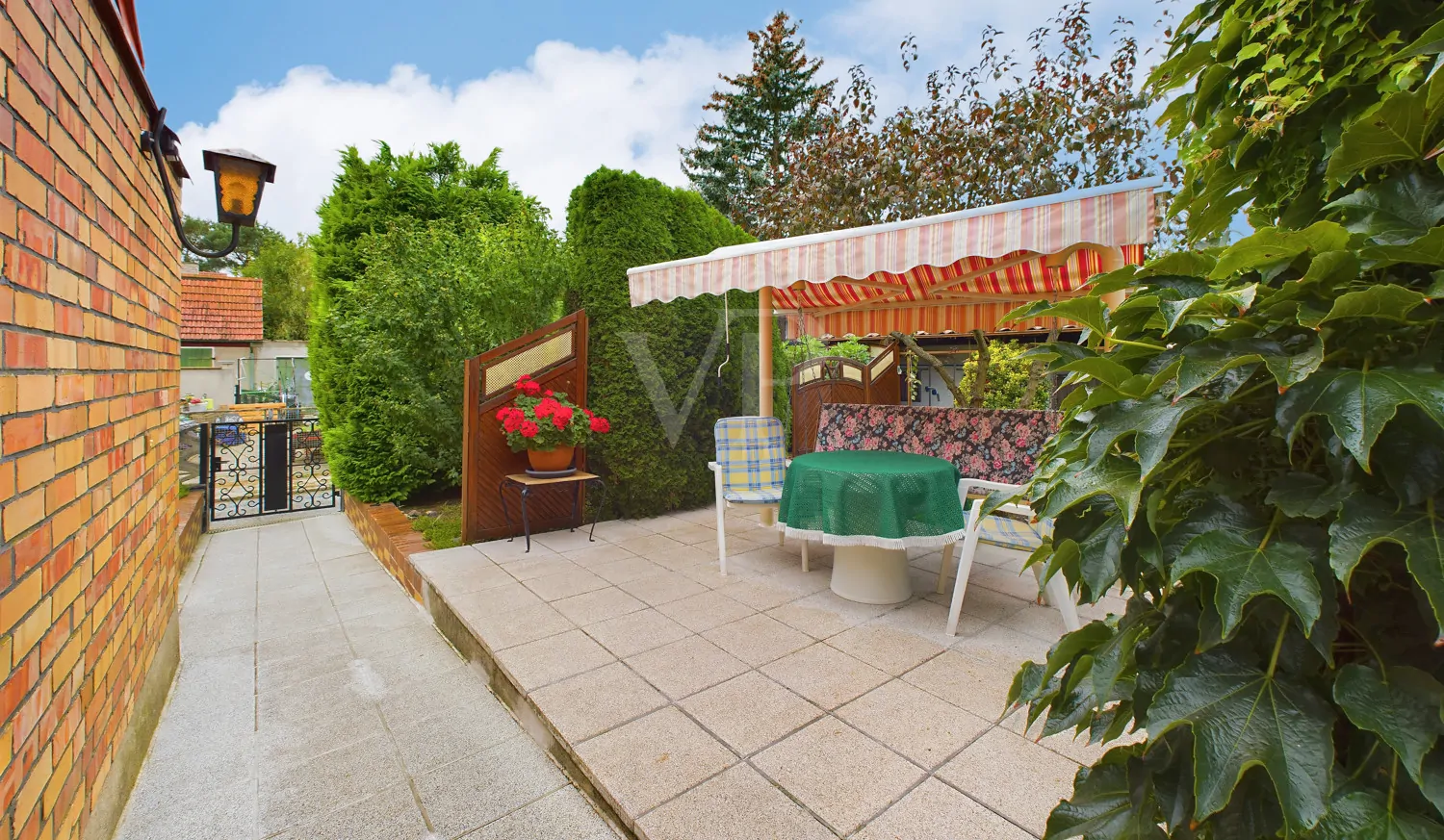 Terrasse hinter dem Haus