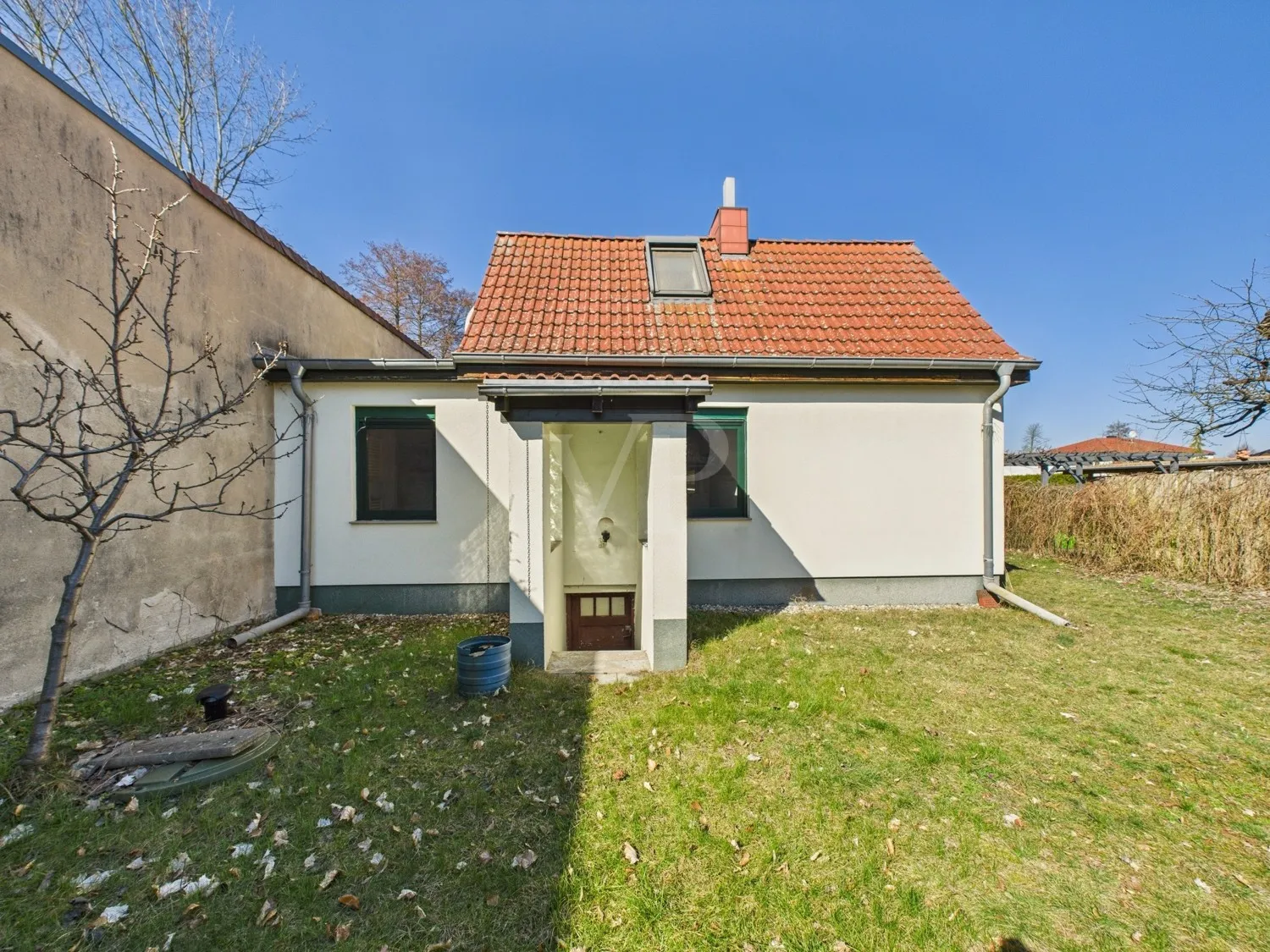 Hausansicht von vorne mit Blick auf den Kellerabgang