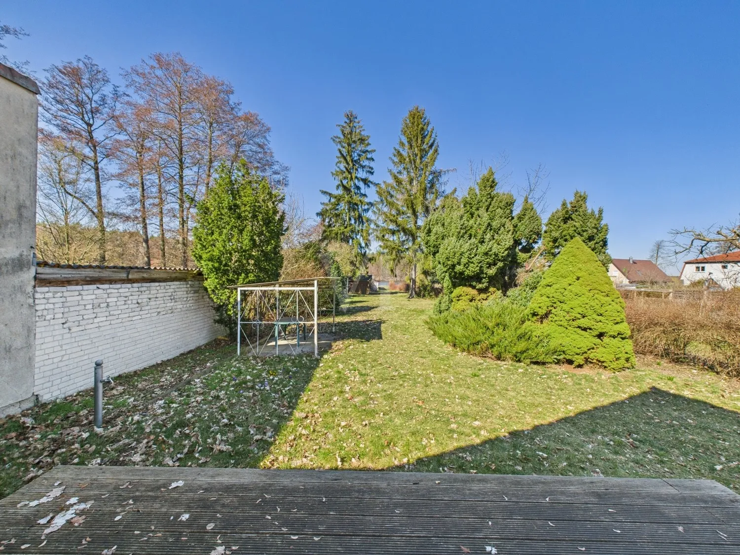Blick von der Terrasse in den Garten