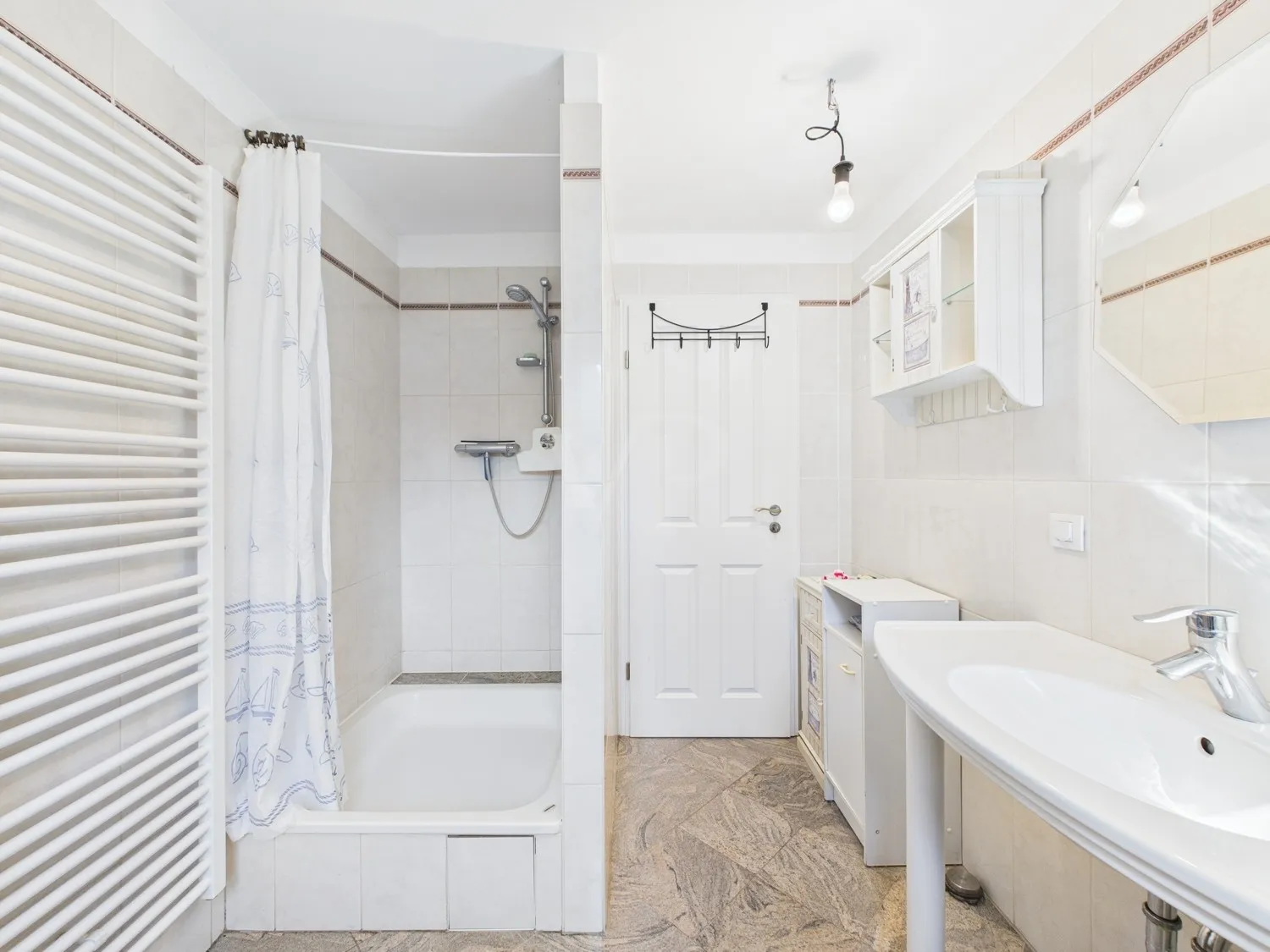 Badezimmer mit Dusche