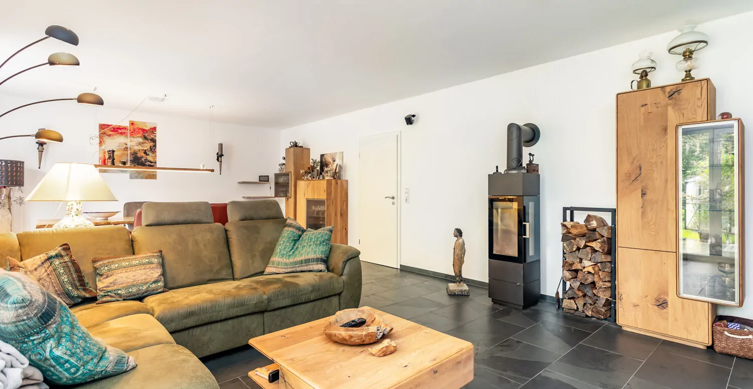Wohn- und Essbereich mit Kamin