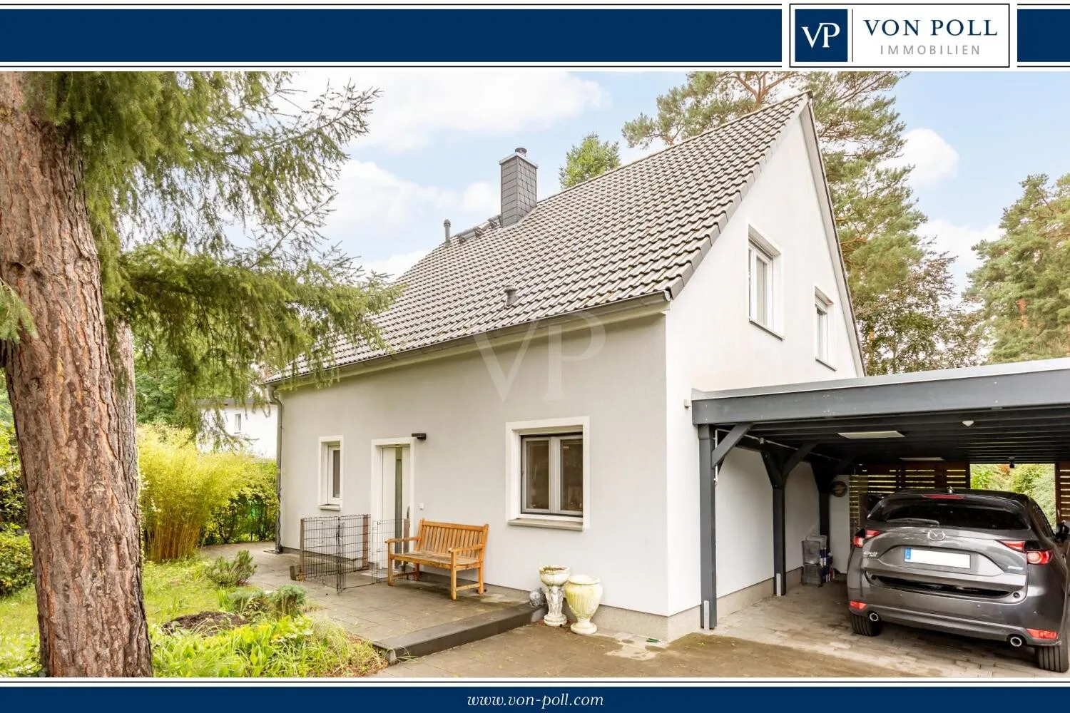 Hausansicht mit Doppelcarport