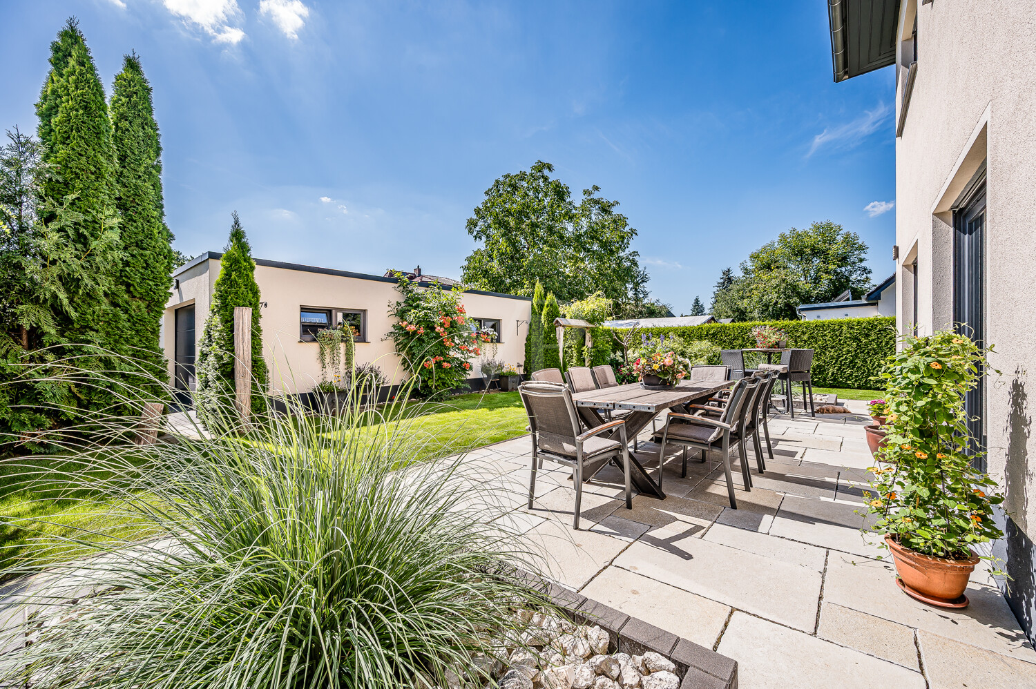 Blick in den Garten und die Terrasse