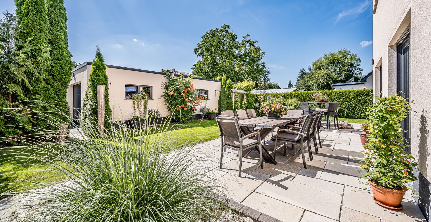 Blick in den Garten und die Terrasse