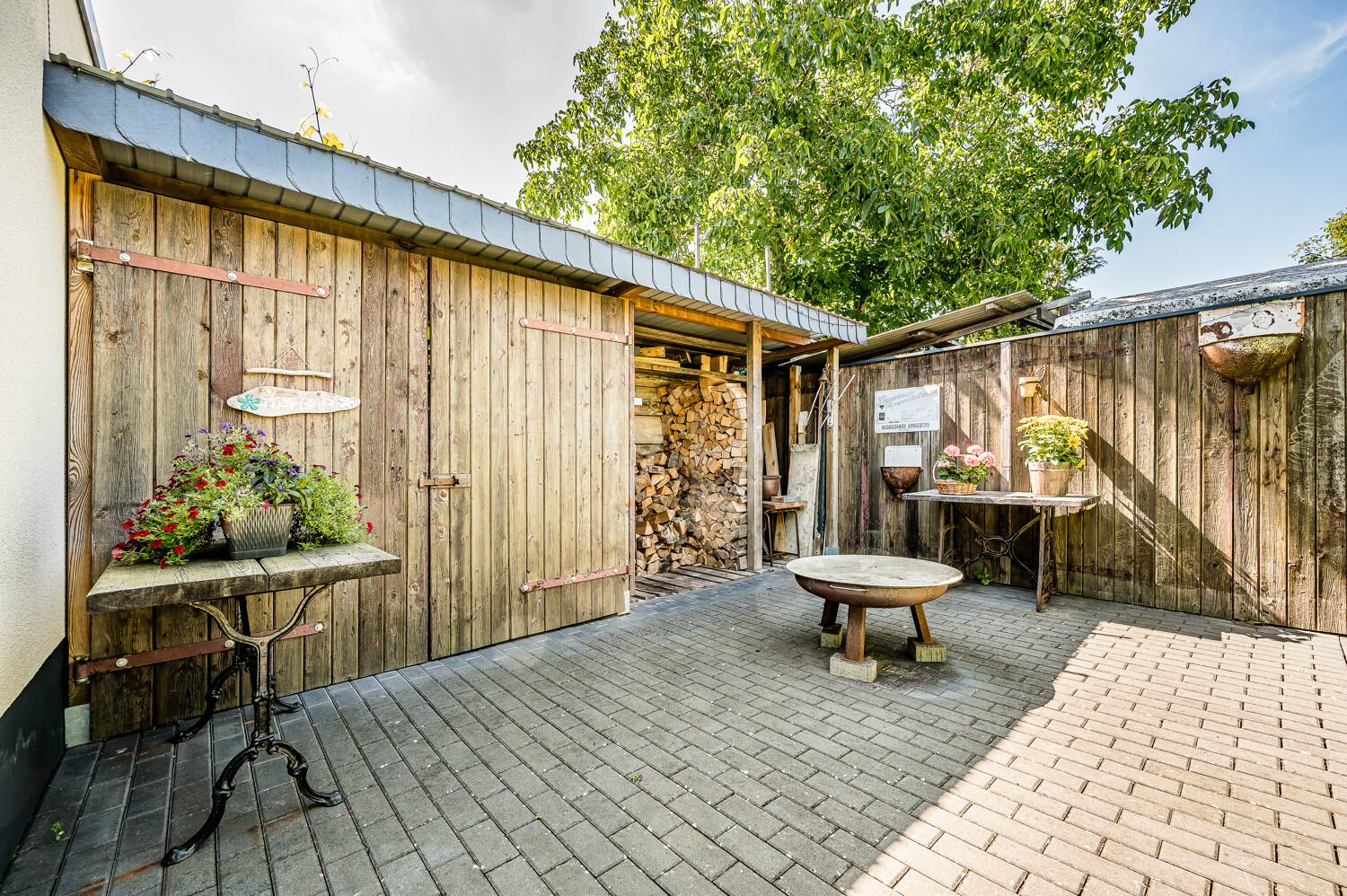 Feuerstelle hinter der Garage