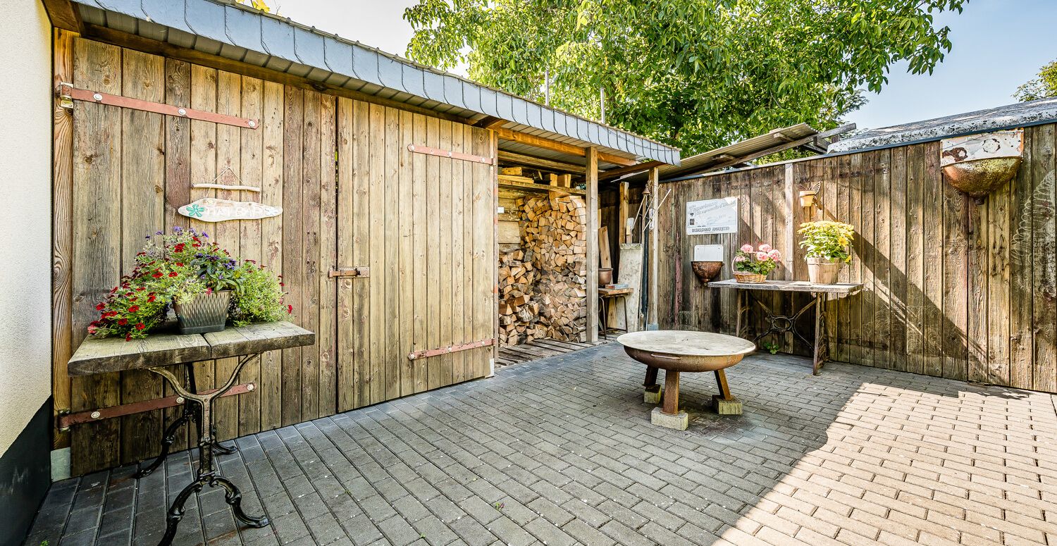 Feuerstelle hinter der Garage