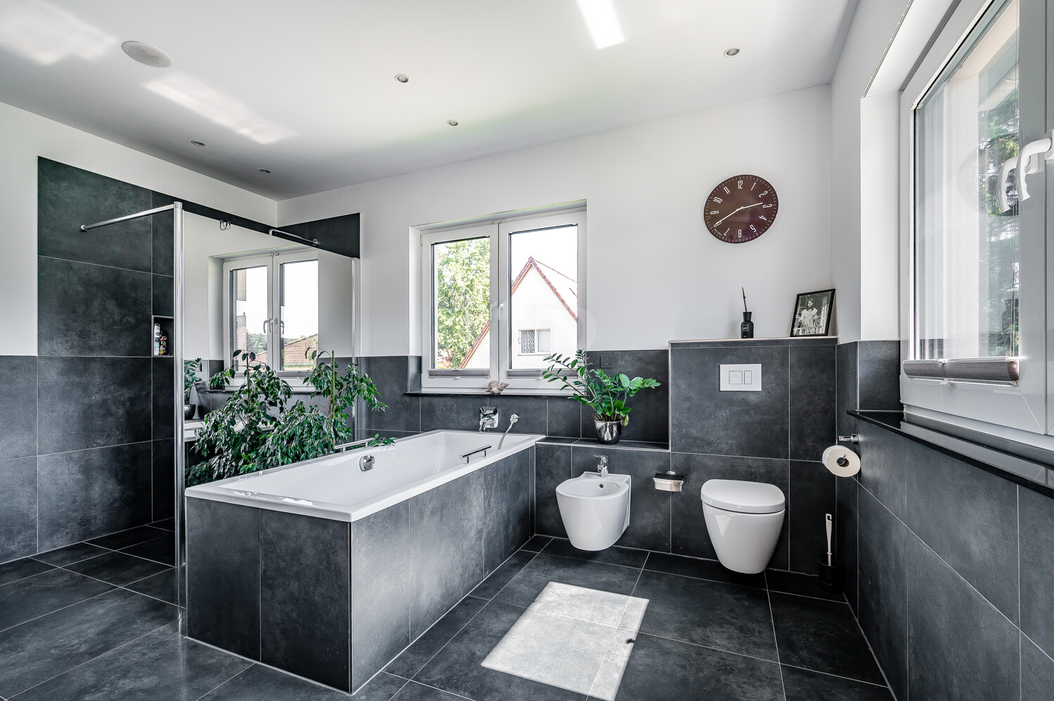 Masterbad mit Dusche, Badewanne, Bidet und WC
