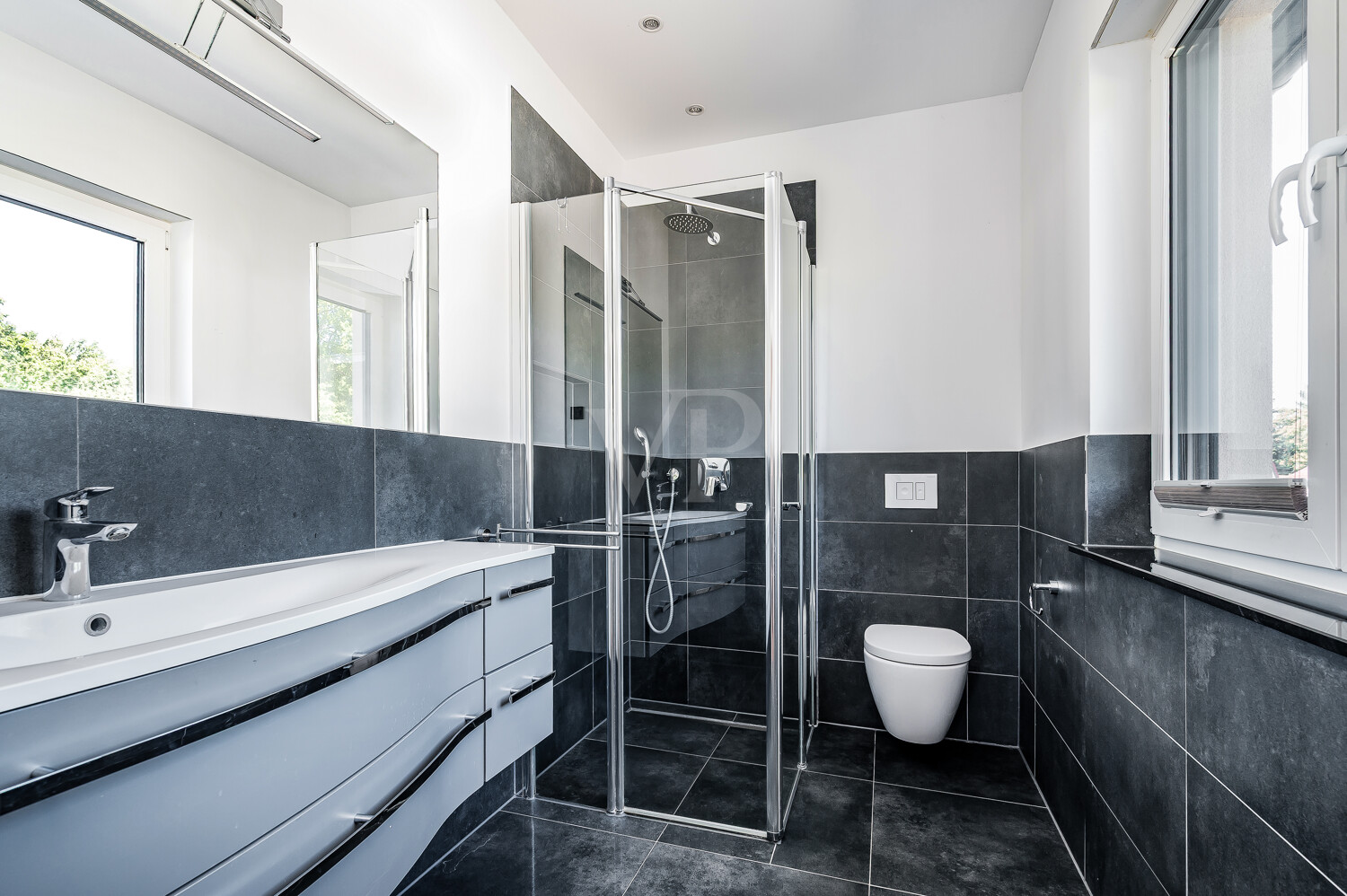 anliegendes, modernes Duschbad