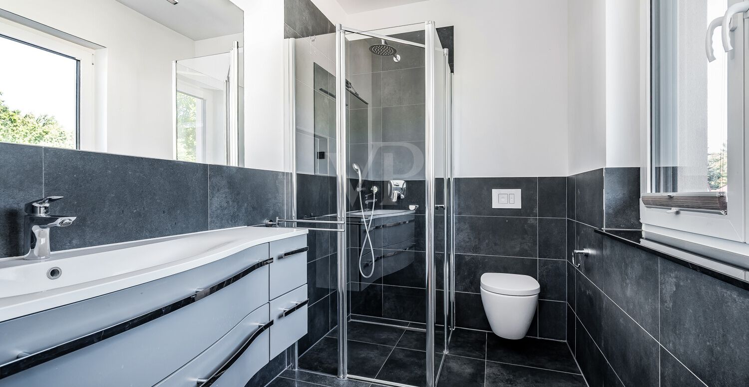 anliegendes, modernes Duschbad