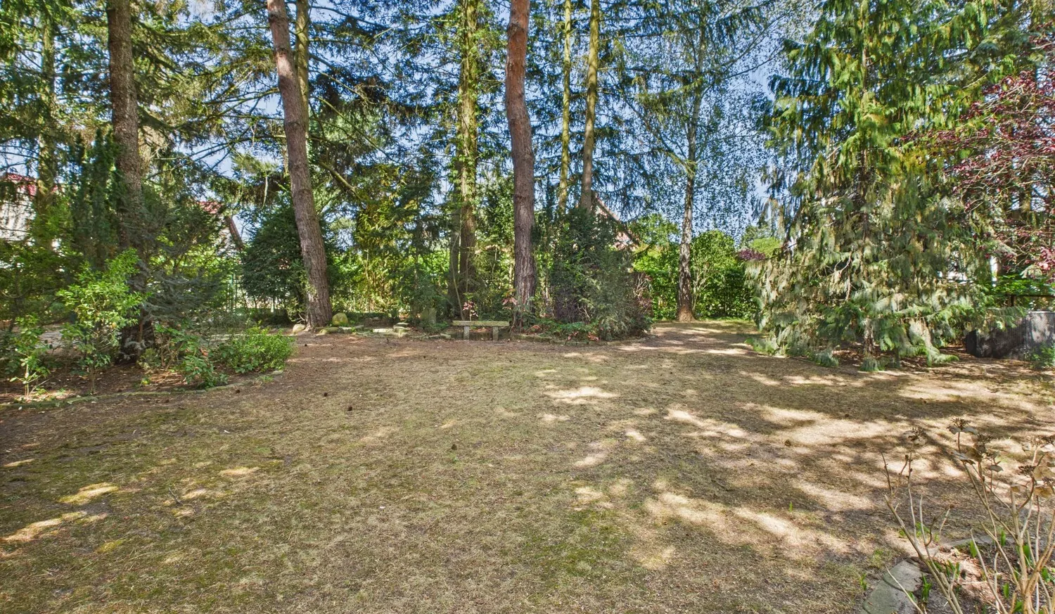 Große Gartenfläche Vorgarten