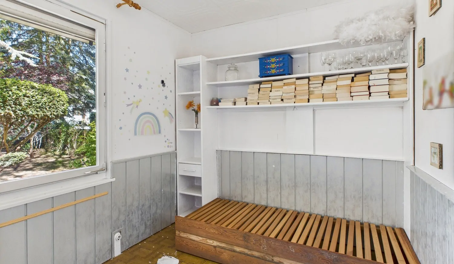 SZ links mit Fenster und altem Mobiliar