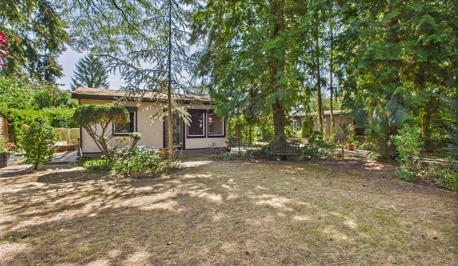 Vorgarten mit Bungalow