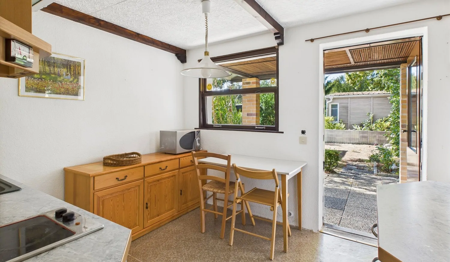 Küche mit Blick Terrasse