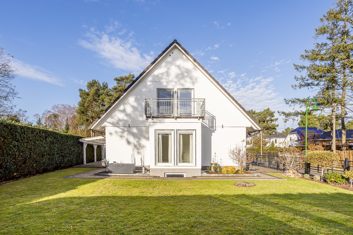 Blick in den Garten und auf das Haus