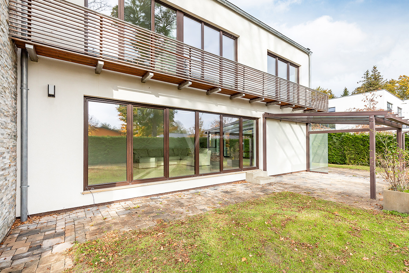 Hausansicht von vorne mit Blick auf die Terrasse und den Wintergarten