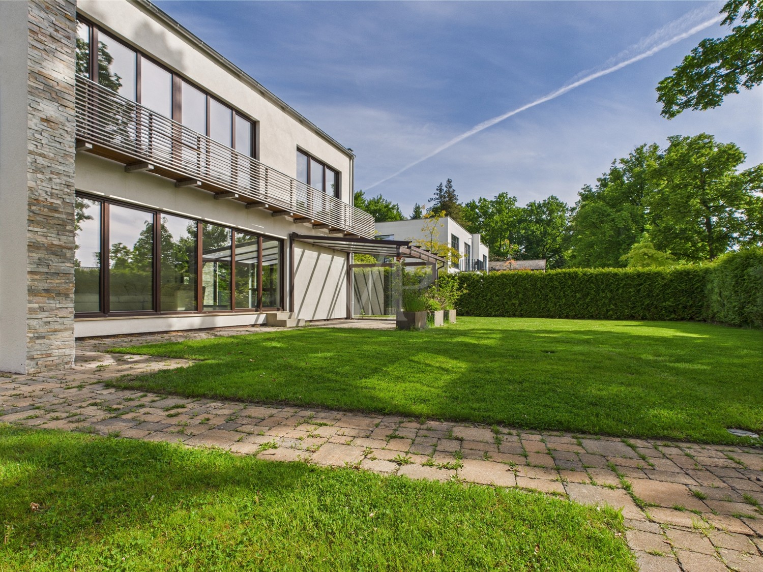 Hausansicht von vorne mit Blick in den Garten