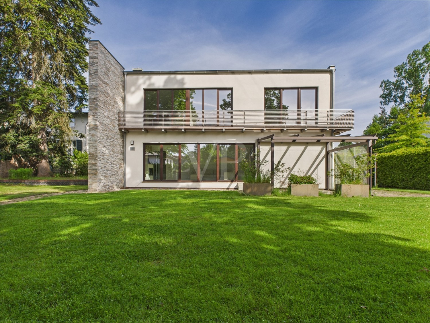 Hausansicht von vorne mit Blick in den Garten