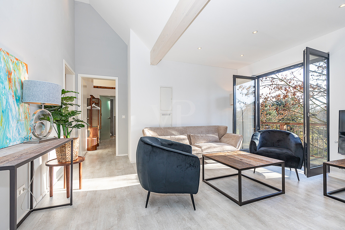 Lounge-Bereich mit Südbalkon im DG