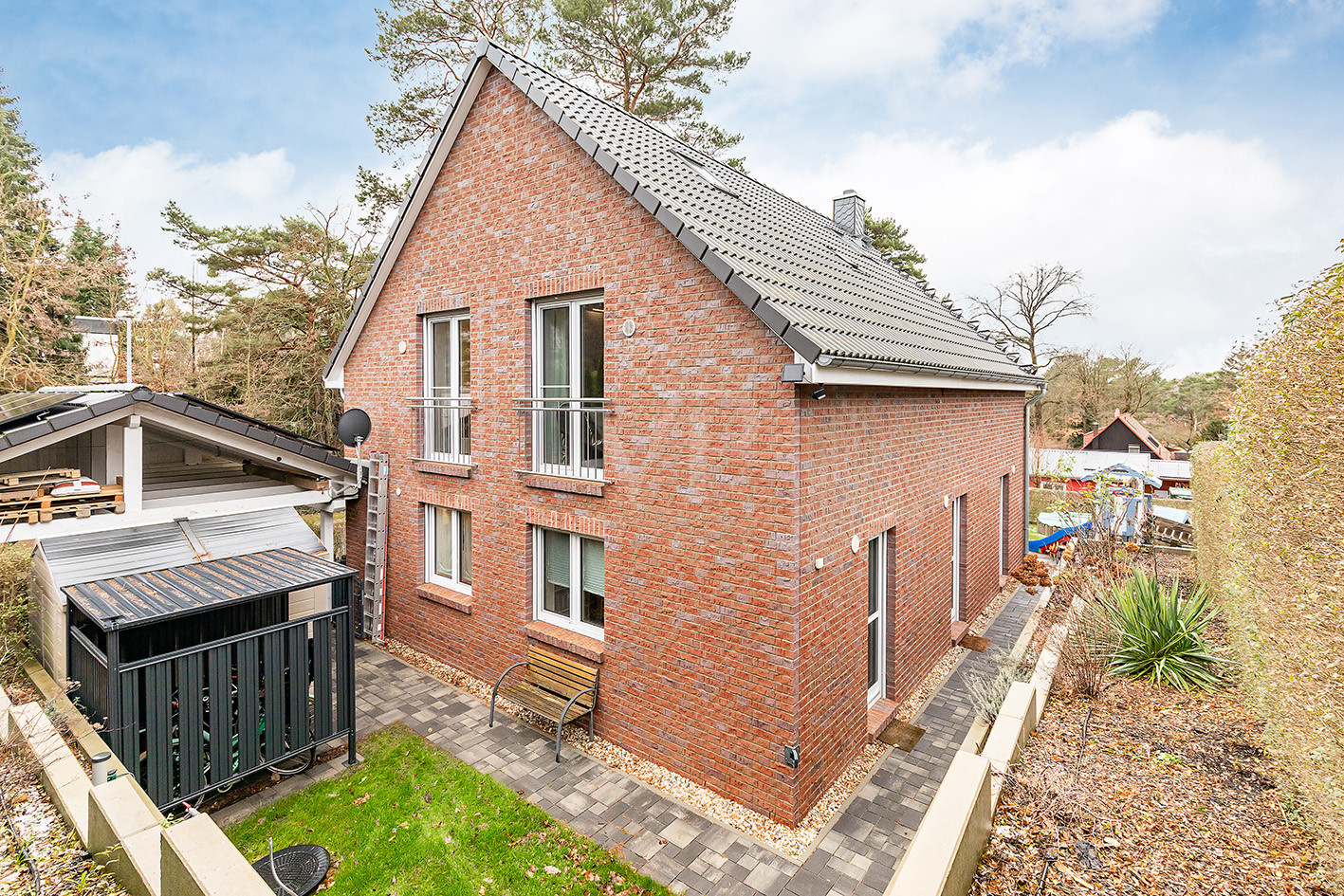 Blick von oben auf die Gartenfläche hinter dem Haus