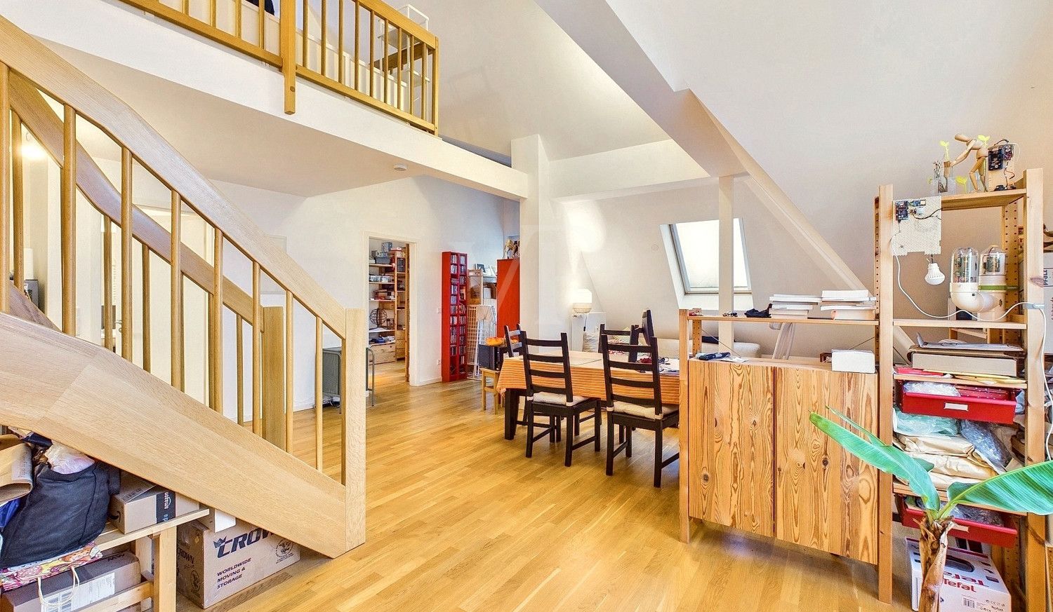 Offener Wohn- und Essbereich mit Galerieblick