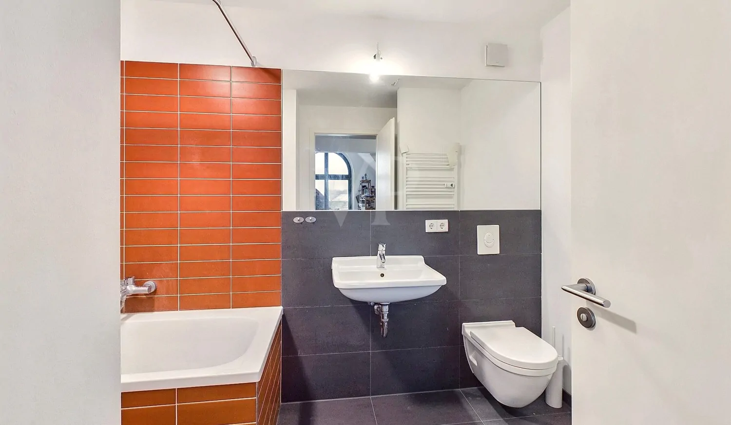 Badezimmer mit Duschbadewanne