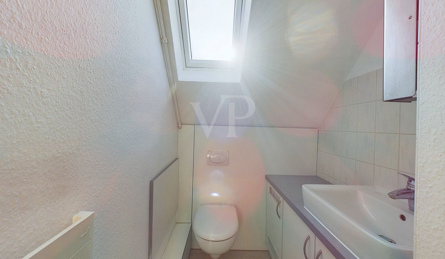 WC mit Waschtisch und Fenster