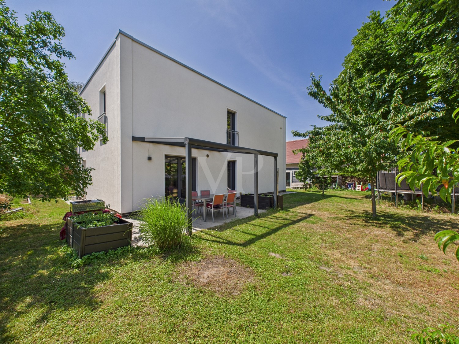 Hausansicht von hinten mit Blick in den Garten