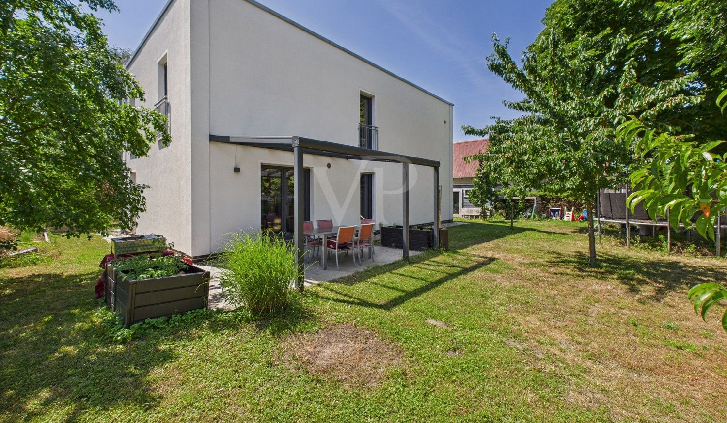 Hausansicht von hinten mit Blick in den Garten