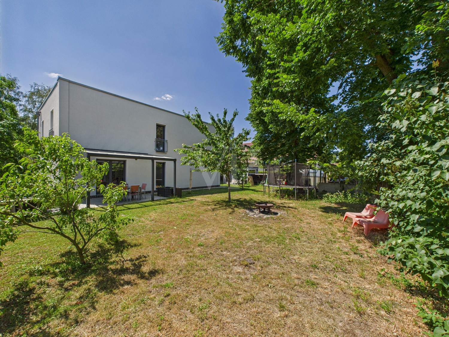 Hausansicht von hinten mit Blick in den Garten