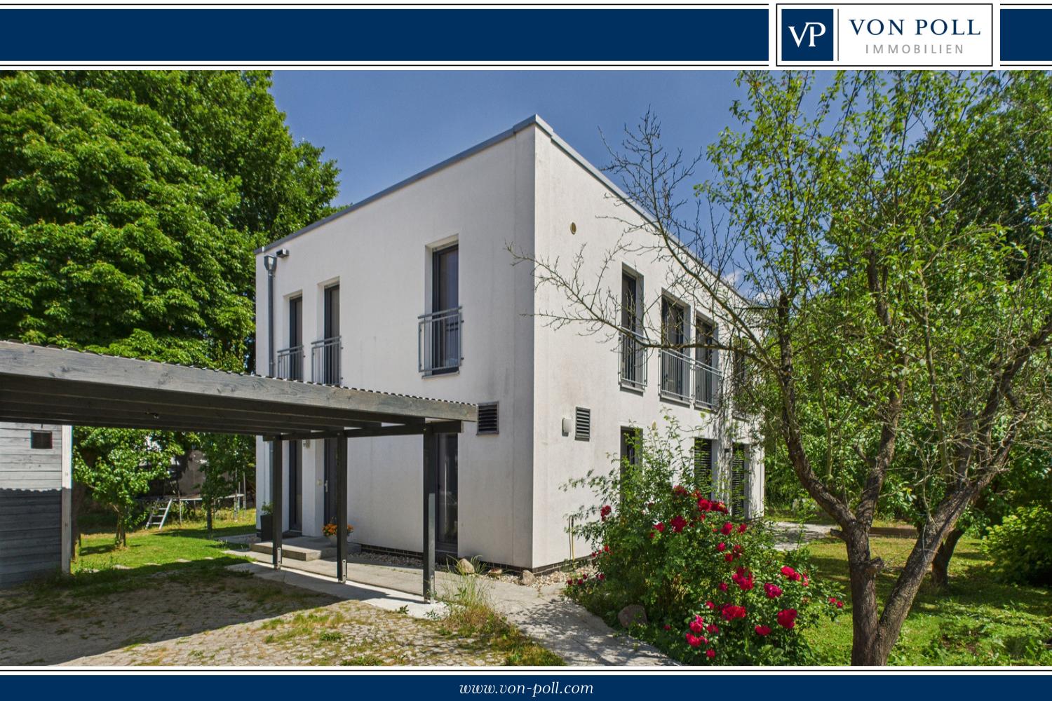 Hausansicht von vorne mit Blick auf die Einfahrt
