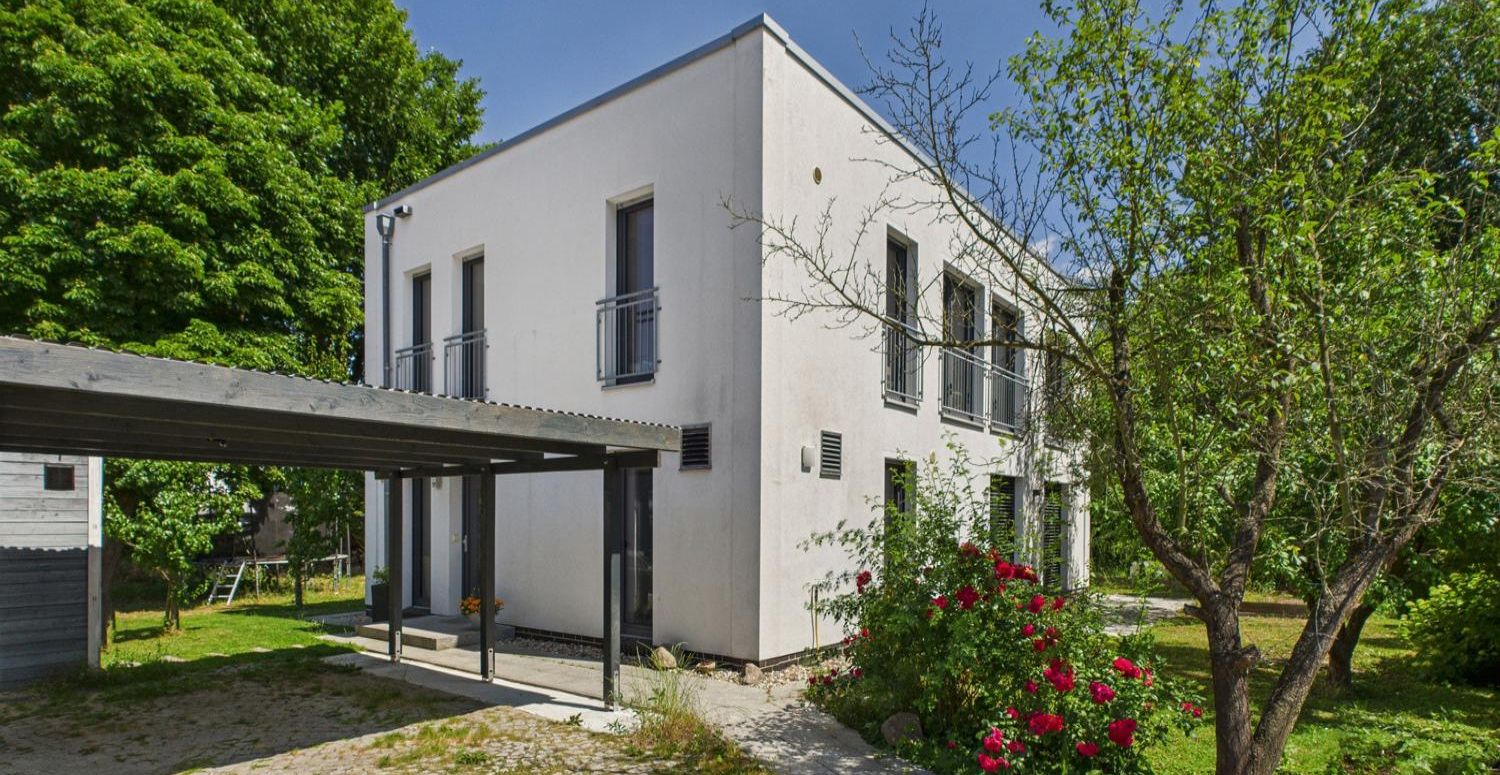 Hausansicht von vorne mit Blick auf die Einfahrt