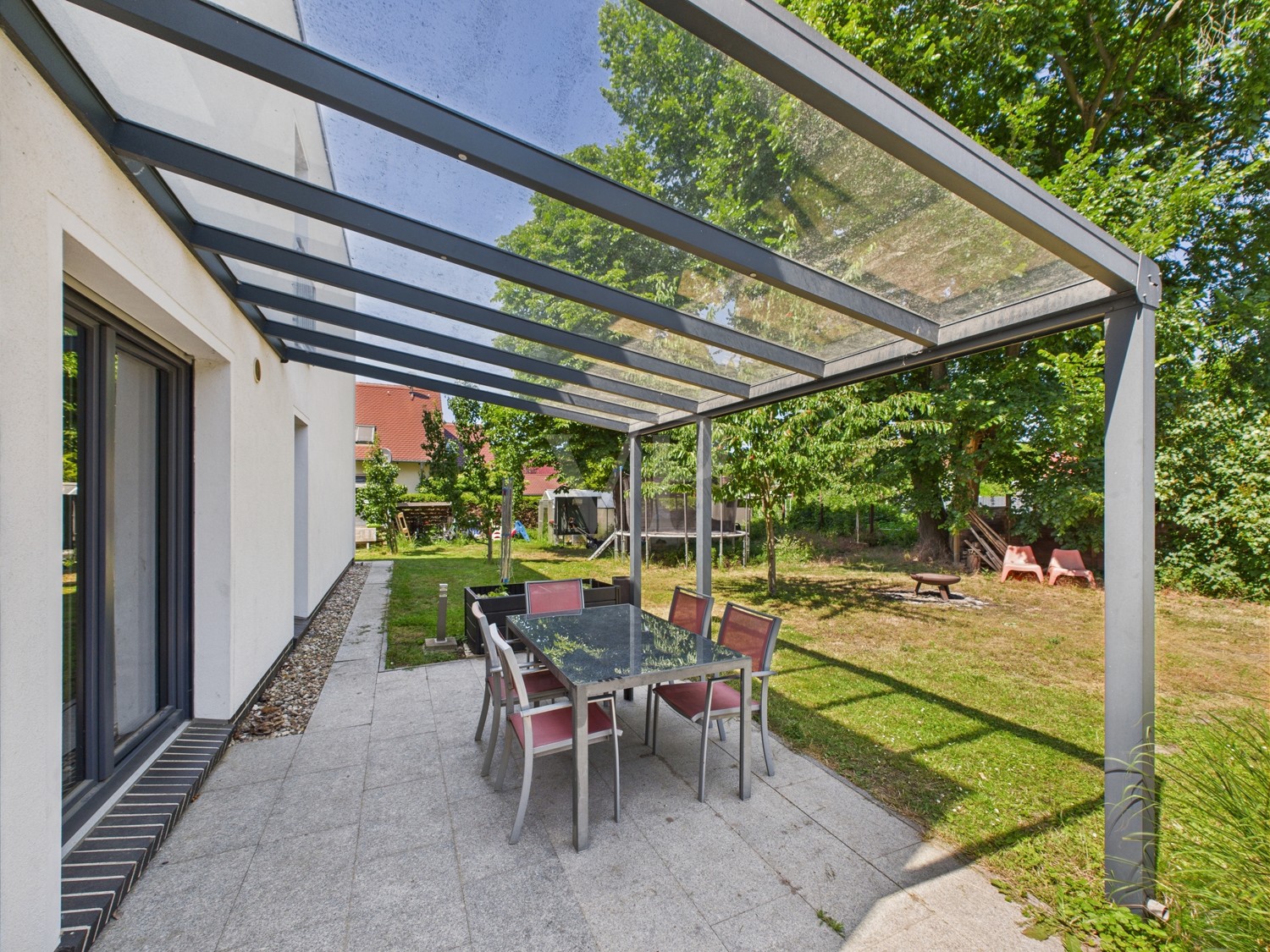 Blick auf die Terrasse und in den Garten