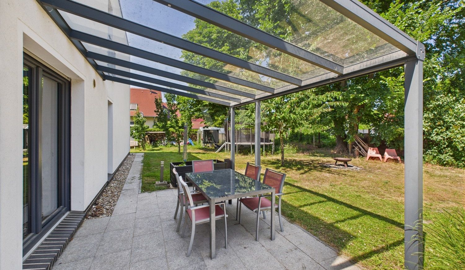 Blick auf die Terrasse und in den Garten