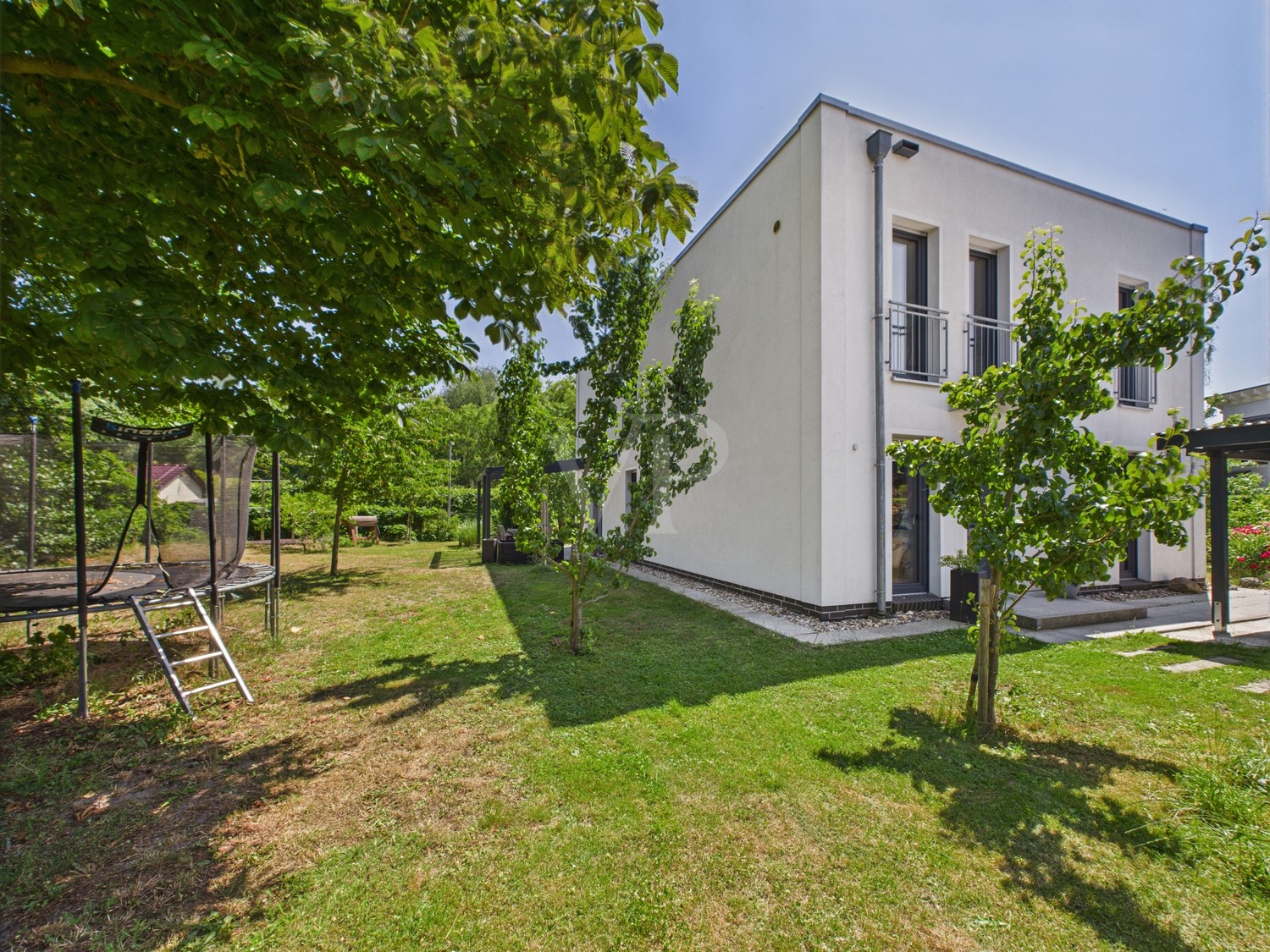Hausansicht von hinten mit Blick in den Garten