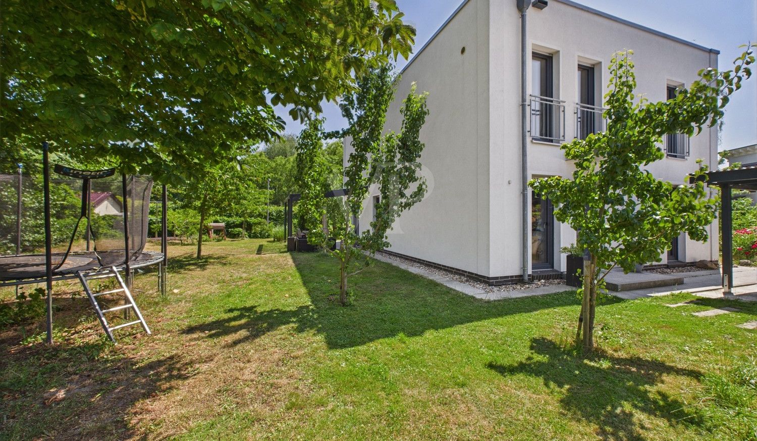 Hausansicht von hinten mit Blick in den Garten