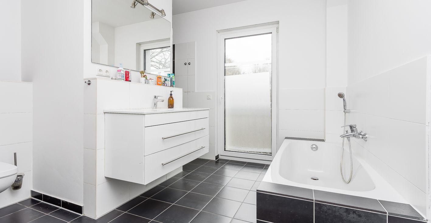 Familienbad im OG mit Dusche, Badewanne und separater Wäschekammer