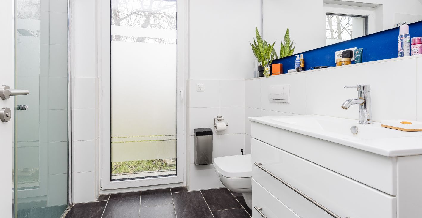 Gäste-WC mit Dusche im EG