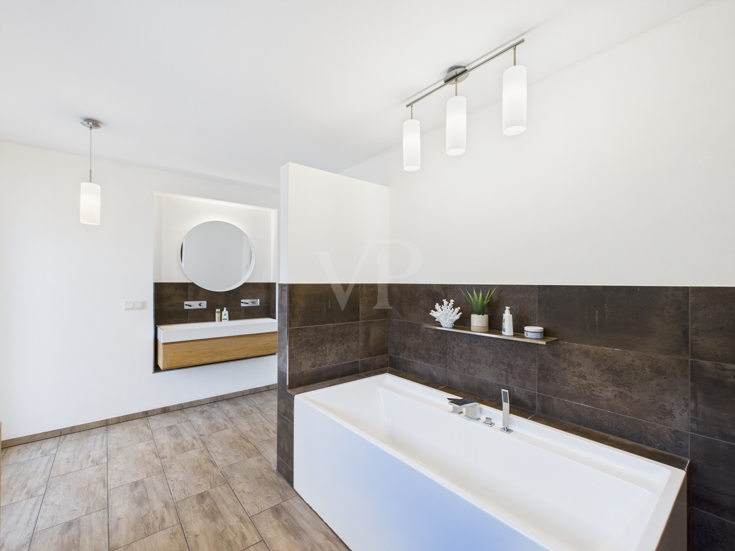 Masterbad im DG mit Badewanne und ebenerdiger Dusche