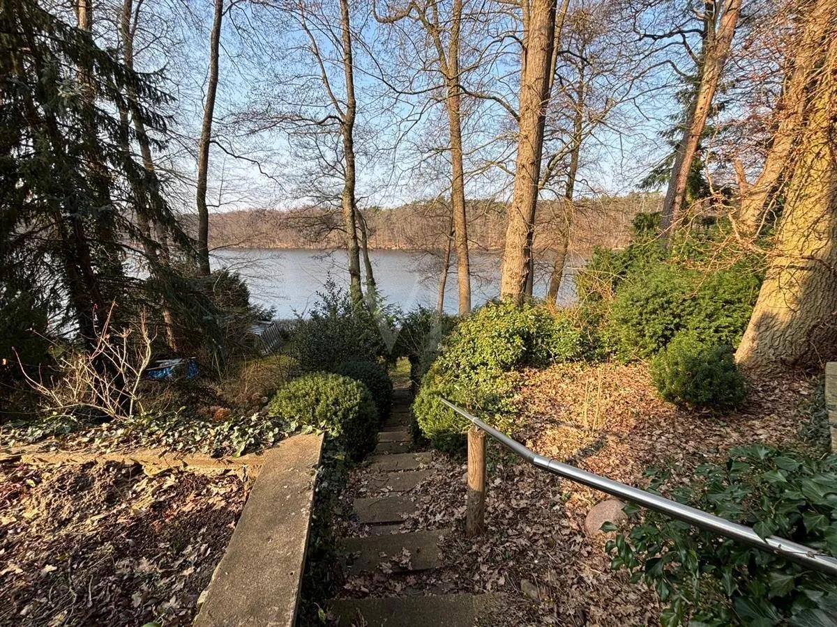 Seezugang über Steintreppe