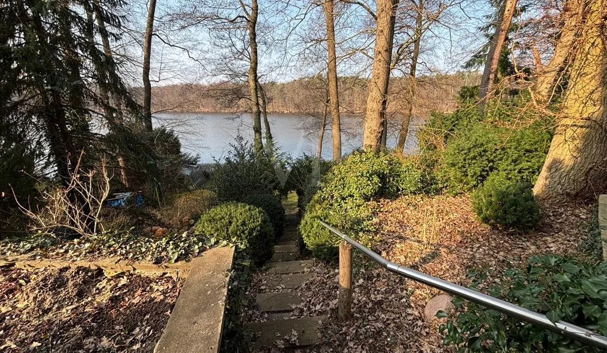 Seezugang über Steintreppe