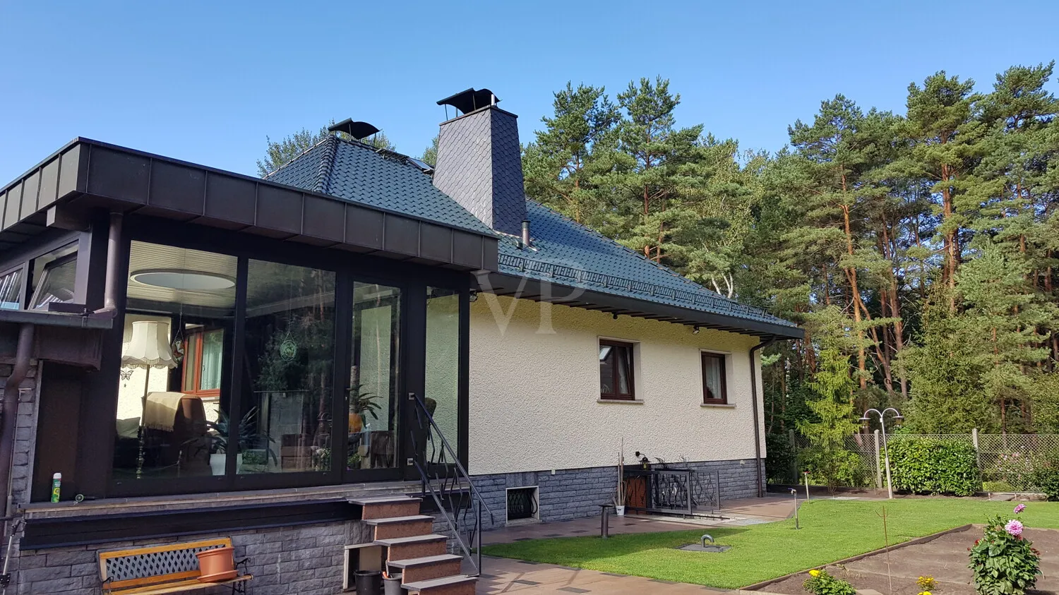 Hausrückansicht zum Wald mit Wintergarten