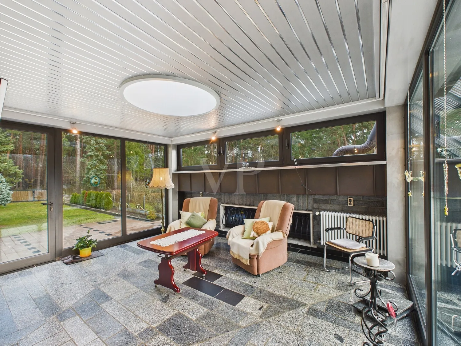 Wintergarten mit Blick in den Garten