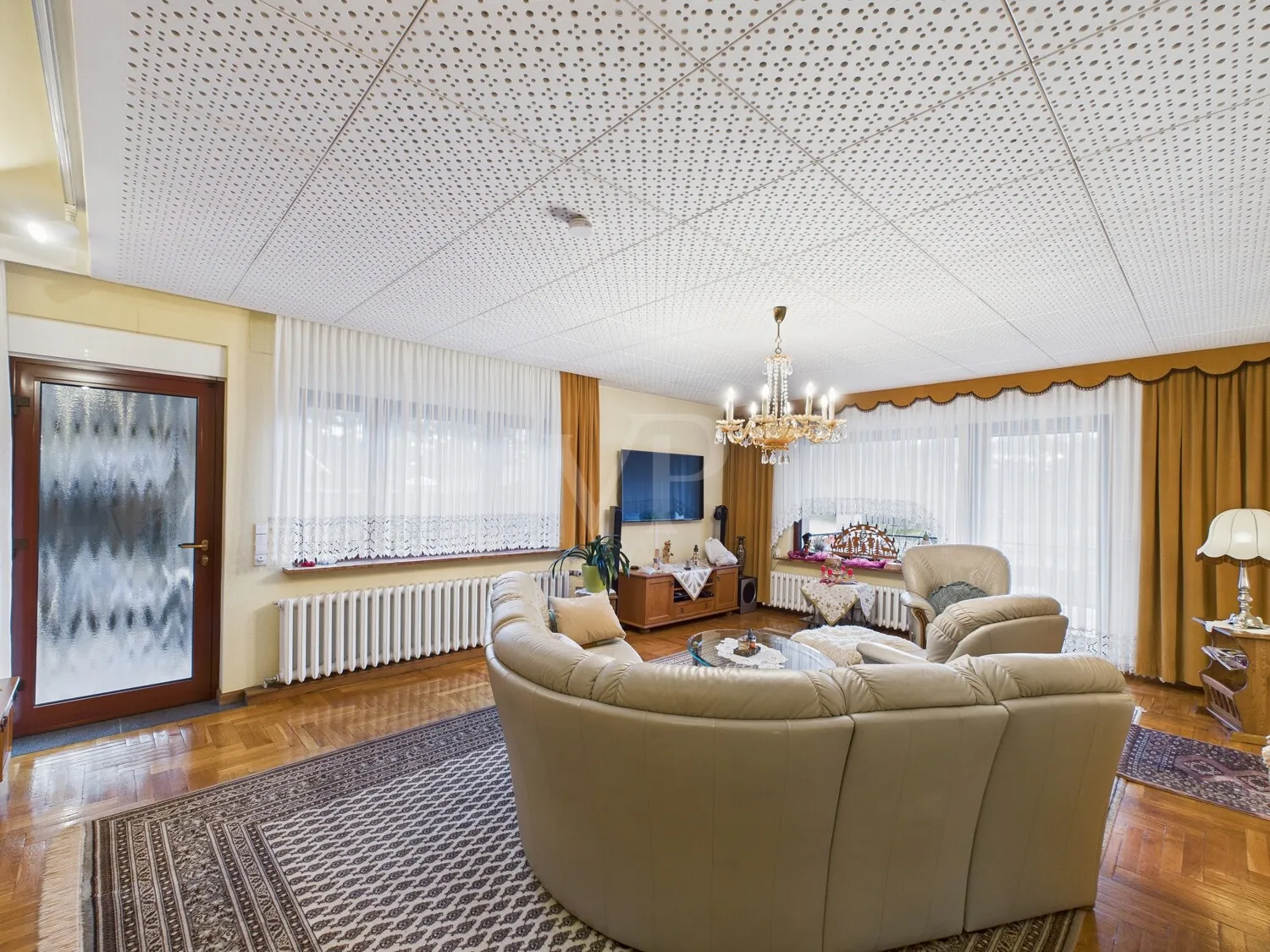 Wohnbereich mit Zugang zur Terrasse und zum Wintergarten