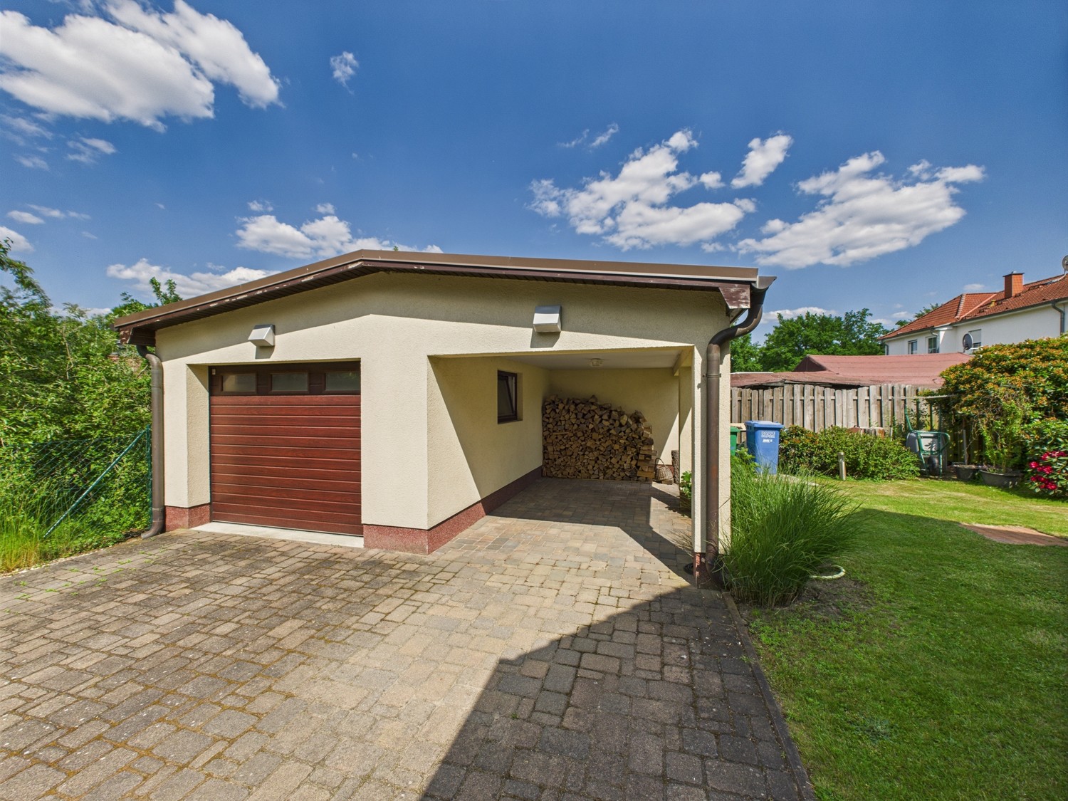 Garage mit Carport