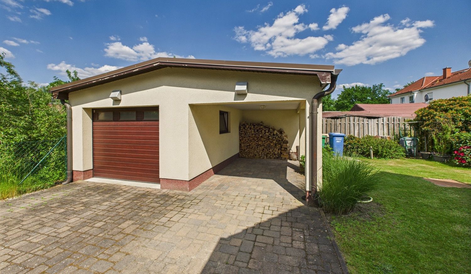 Garage mit Carport