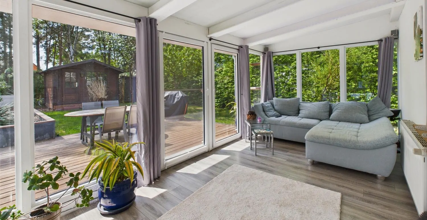 Wohnzimmer mit Blick in den Garten