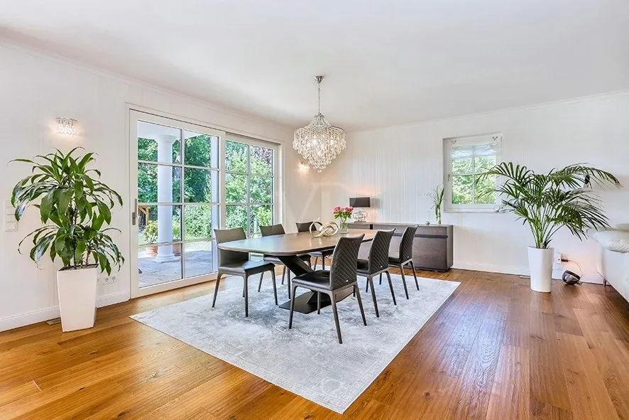 Wohnzimmer mit Seeblick