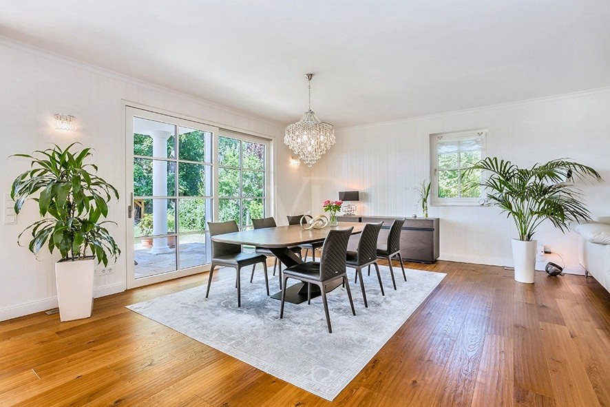 Wohnzimmer mit Seeblick