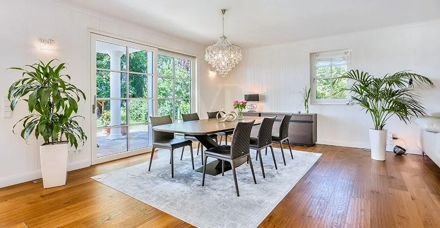 Wohnzimmer mit Seeblick